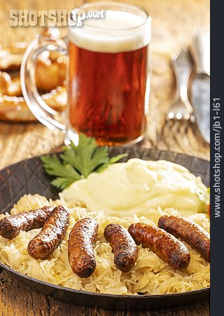 
                Bayrische Küche, Sauerkraut, Rostbratwurst                   