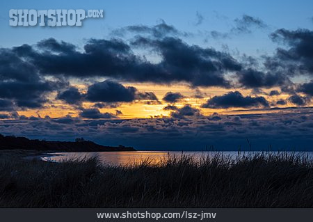 
                Sonnenaufgang, Ostsee, Dänemark, Moen, Klintholm Havn                   