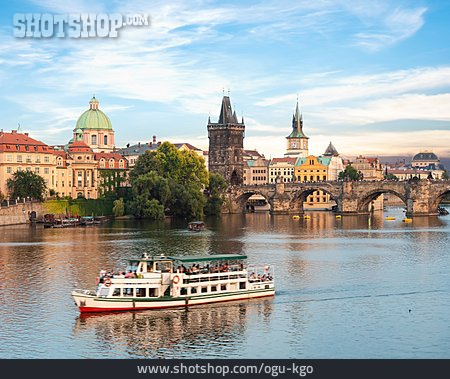 
                Prag, Ausflugsschiff, Karlsbrücke                   