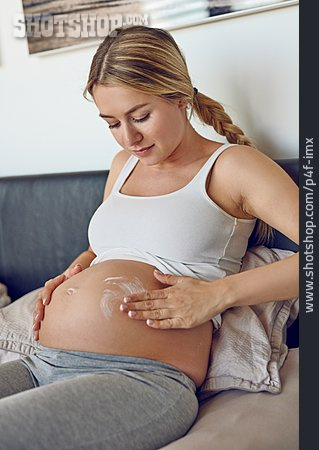 
                Schwangerschaft, Babybauch, Eincremen                   