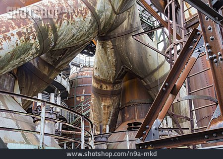 
                Stahlträger, Industrieanlage, Korrosion, Oxidation                   