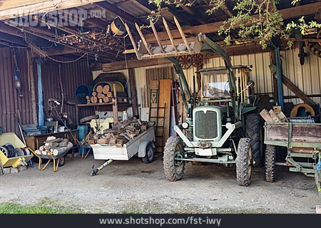 
                Bauernhof, Traktor, Geräteschuppen                   