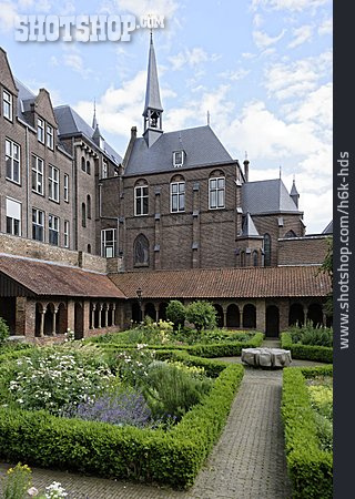
                Botanischer Garten, Utrecht, Pandhof Sinte Marie                   