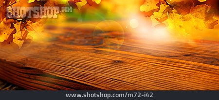 
                Herbstlaub, Holztisch                   