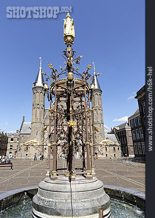 
                Brunnen, Binnenhof                   