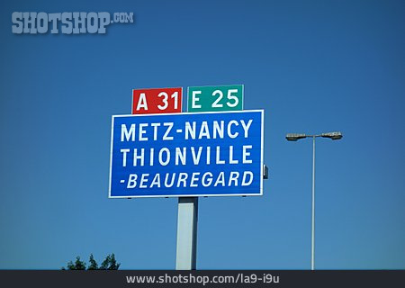 
                Frankreich, Autobahnschild                   