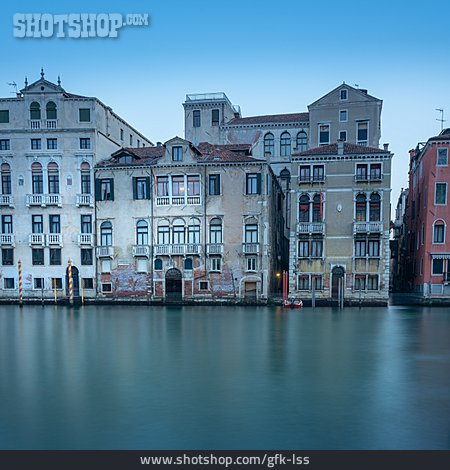 
                Wohnhaus, Kanal, Venedig                   