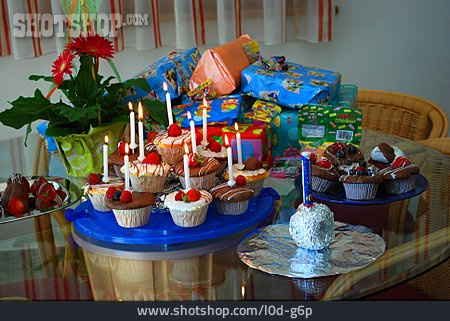 
                Geburtstag, Geschenke, Geburtstagstisch                   
