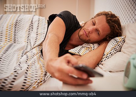 
                Mann, Aufwachen, Smartphone                   
