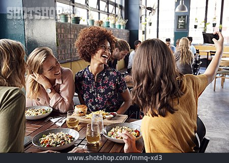 
                Restaurant, Freundinnen, Selfie                   