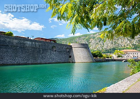 
                Stadtmauer, Kotor, Kampana Tower                   