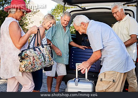 
                Senioren, Urlaubsreise, Reisegepäck, Verstauen                   