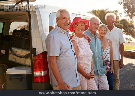 
                Senioren, Gruppenbild, Autoreise, Urlaubsbeginn                   