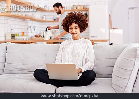 
                Frau, Laptop, Online                   