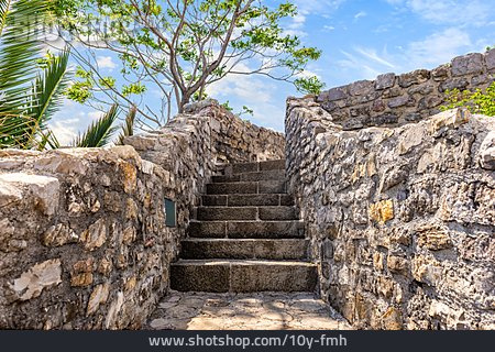
                Treppe, Steinmauer                   