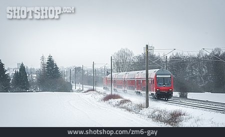 
                Winterlandschaft, Regionalbahn                   