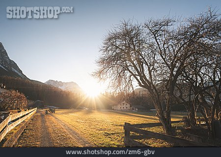 
                Sonnenuntergang, Bauernhof, Ehrwald                   