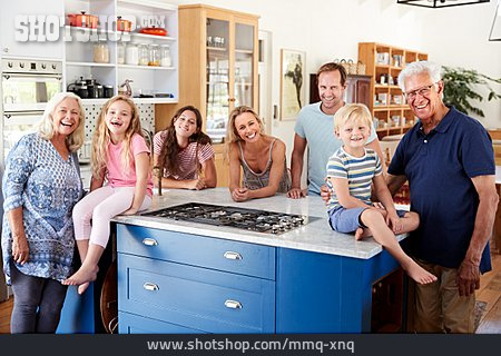 
                Küche, Familie, Generationen, Gruppenbild                   