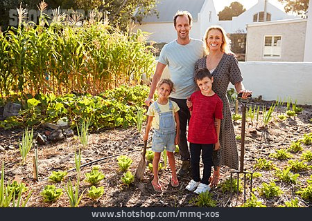 
                Familie, Gemüsegarten, Gruppenbild                   