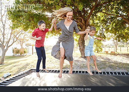 
                Mutter, Kinder, Luftsprung, Trampolin                   