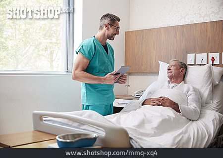 
                Krankenbett, Visite, Krankenpfleger                   