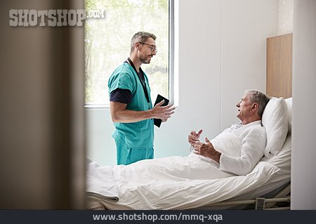 
                Krankenbett, Visite, Krankenpfleger                   