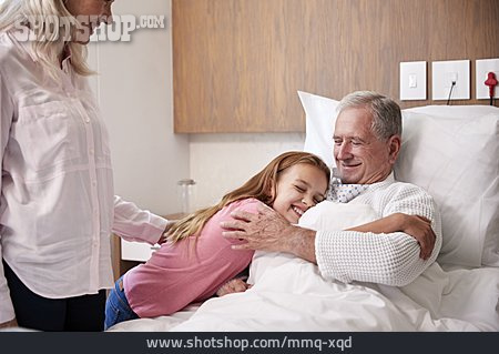 
                Großvater, Zuneigung, Enkelin, Krankenbesuch                   