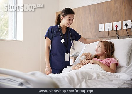 
                Krankenbett, Visite, Kinderärztin                   