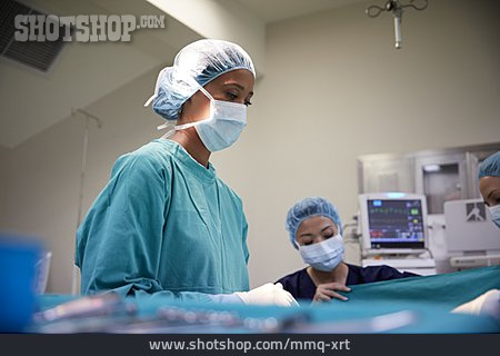 
                Krankenhaus, Chirurgin, Operieren                   