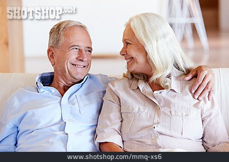 
                Zuneigung, Verbundenheit, Seniorenpaar                   