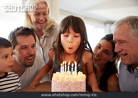 
                Geburtstag, Tochter, Auspusten, Geburtstagskuchen                   