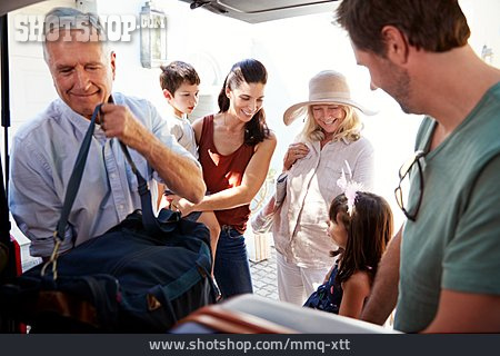 
                Familie, Generation, Reisegepäck, Autoreise, Verstauen                   