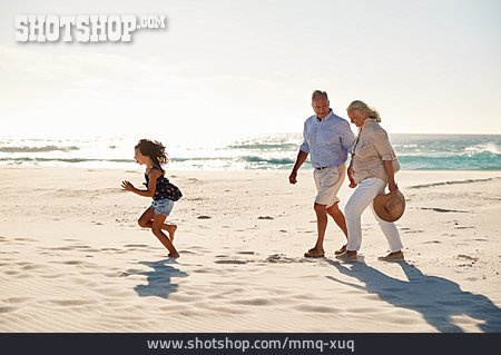 
                Großeltern, Strandurlaub, Enkelin                   