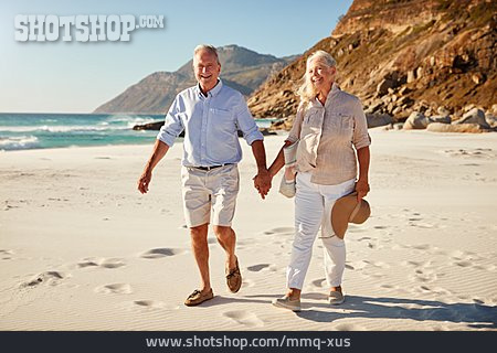 
                Hand Halten, Strandspaziergang, Seniorenpaar                   