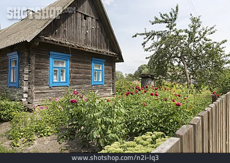 
                Garten, Holzhaus, Blumenbeet                   