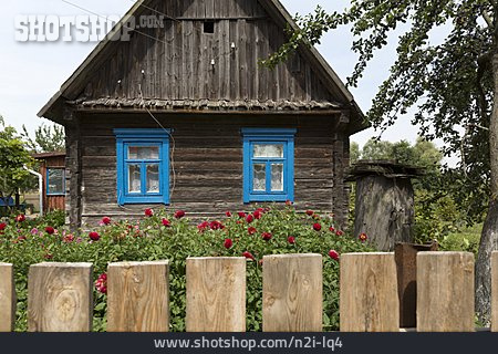 
                Holzhaus, Gartenzaun, Blumenbeet                   