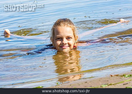 
                Mädchen, Schwimmen, Badeurlaub                   