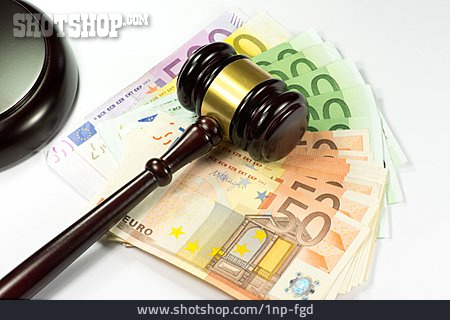 
                Euro, Geldstrafe, Richterhammer                   