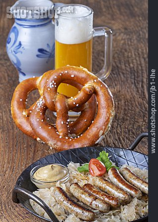 
                Bayrische Küche, Sauerkraut, Rostbratwurst                   