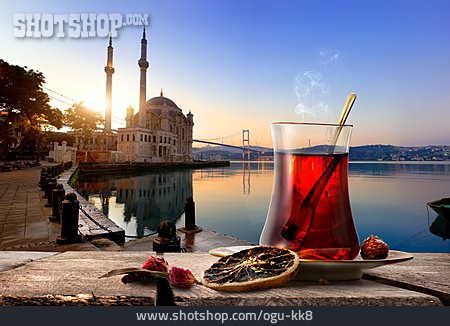 
                Istanbul, Ortaköy-moschee, Türkischer Tee                   