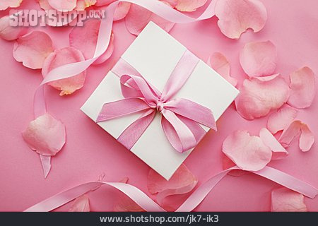 
                Geschenk, Valentinstag, Rosenblüten                   