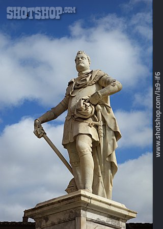 
                Monumento A Ferdinando I De' Medici                   