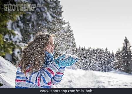 
                Mädchen, Schnee, Pusten                   