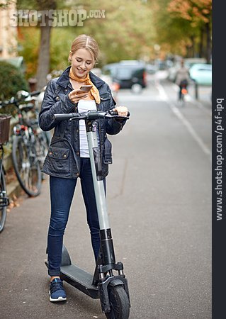 
                Frau, Smartphone, E-scooter                   