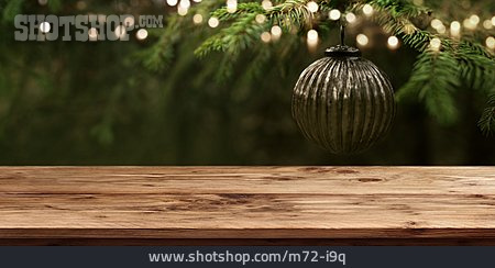 
                Holztisch, Weihnachtskugel, Weihnachtsbaum                   