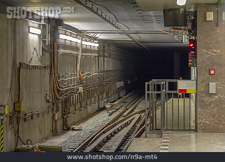 
                U-bahn-tunnel                   