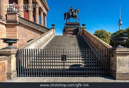 
                Reiterstandbild, Treppenaufgang, Alte Nationalgalerie                   