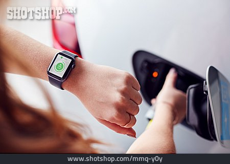 
                Aufladen, Elektroauto, Smartwatch                   