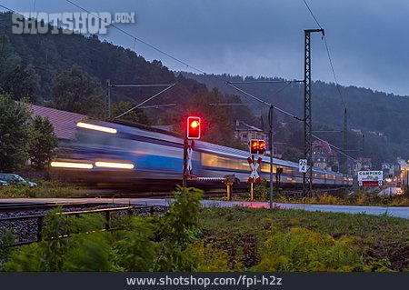 
                Geschwindigkeit, Personenzug, Bahnübergang                   