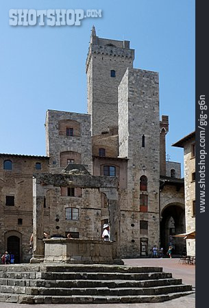 
                Brunnen, Geschlechtertürme, San Gimignano                   